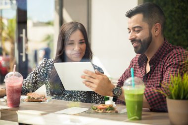 tablet bilgisayar kullanılarak Çift