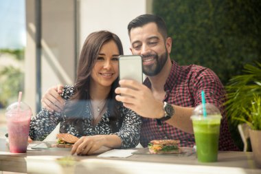 Çift selfie çekiyor.
