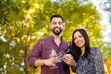 Gözlük taşıyan adam