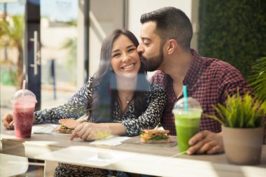 Gülümseyen genç çift