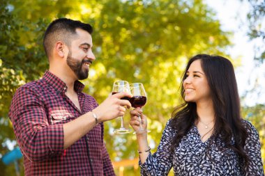 Şarapla kadeh kaldıran çift.