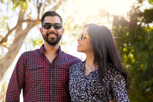 Man hanging out with girlfriend — Stock Photo, Image