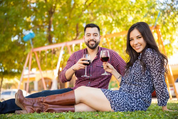 Paar trinkt etwas Wein — Stockfoto