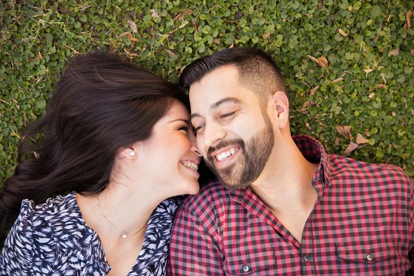 Casal Sair — Fotografia de Stock