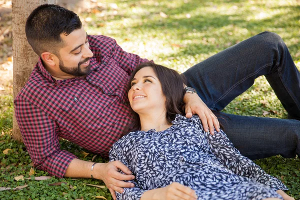 Casal jovem relaxante — Fotografia de Stock