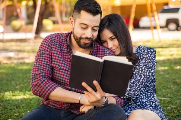 Coppia lettura insieme — Foto Stock