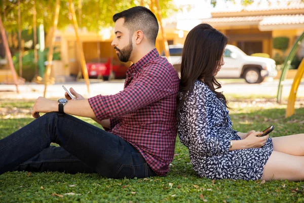 Casal ignorando um ao outro — Fotografia de Stock