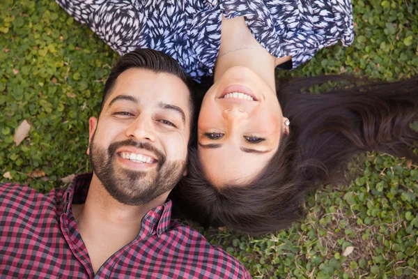 Casal deitado na grama — Fotografia de Stock