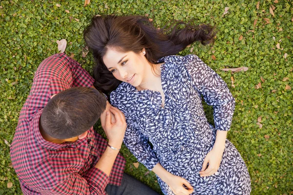 Mujer acostada en la hierba — Foto de Stock