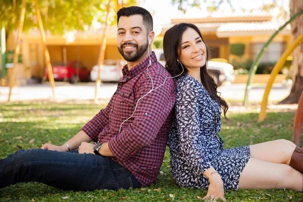 Casal ouvindo música — Fotografia de Stock