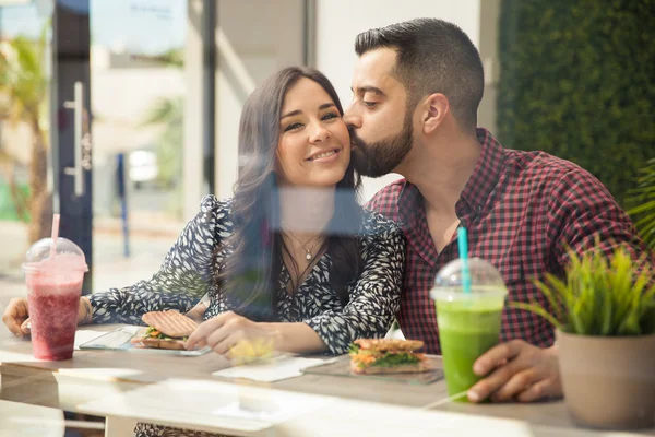 Homem beijando mulher — Fotografia de Stock