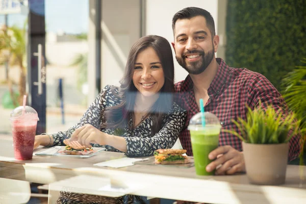 Couple eating lunch — Stock Photo, Image