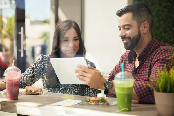 Casal usando um computador tablet — Fotografia de Stock