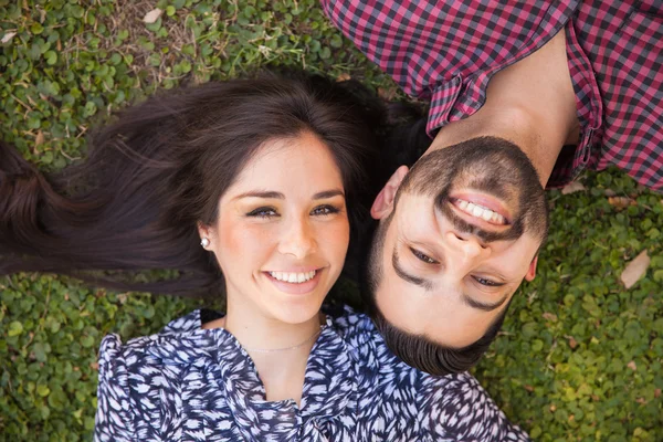 Frau und ihr Freund lügen — Stockfoto