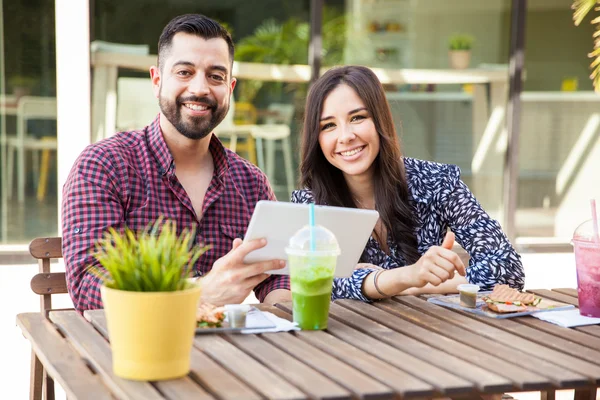 Casal usando um computador tablet — Fotografia de Stock