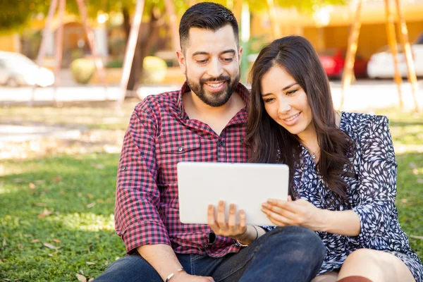 Ouple using a tablet — Stock Photo, Image