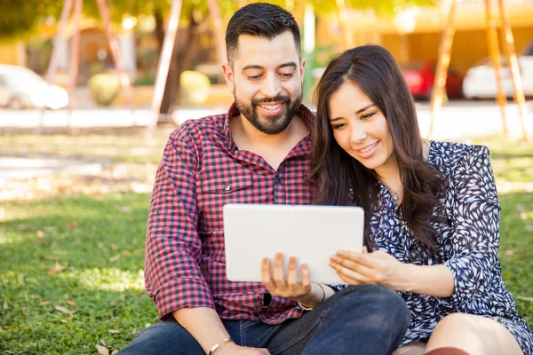 Ouple za pomocą tabletu — Zdjęcie stockowe