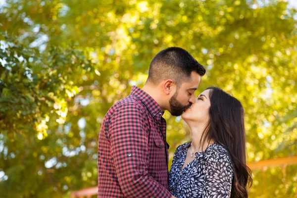 Jovem casal beijando — Fotografia de Stock