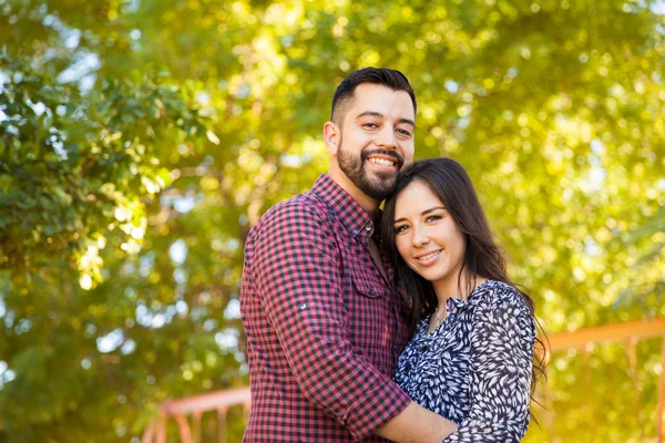 Man and girlfriend enjoying day — Stock Photo, Image