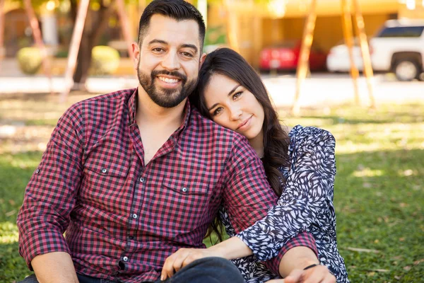 Casal relaxante e abraço — Fotografia de Stock