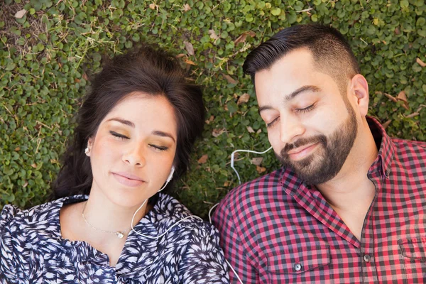 Couple couché sur l'herbe — Photo