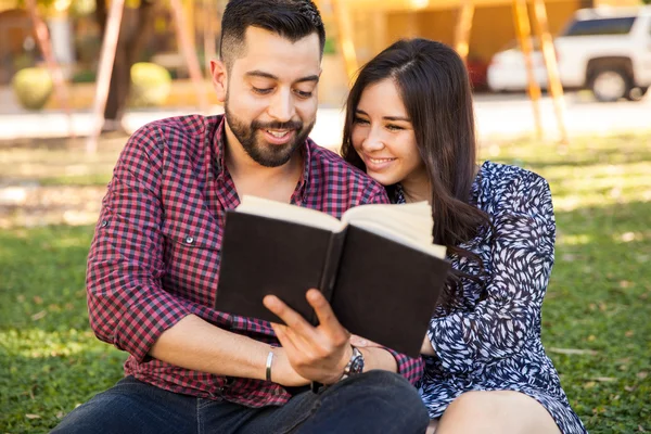 Leitura de casal juntos — Fotografia de Stock