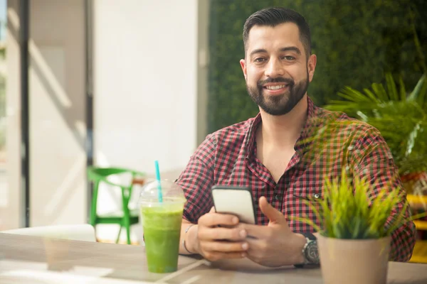 Homem fazendo redes sociais — Fotografia de Stock