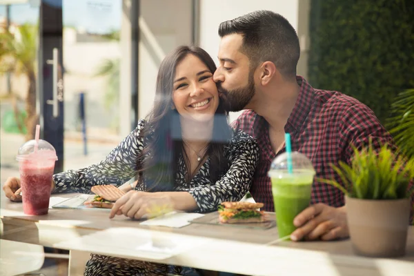 Young couple smiling — Stock Photo, Image