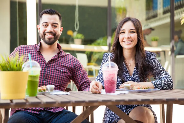 Couple enjoying a healthy lunch — Stock Photo, Image