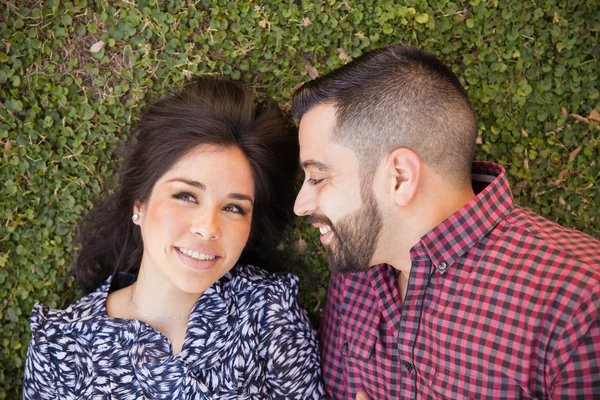 Casal apaixonado relaxante — Fotografia de Stock