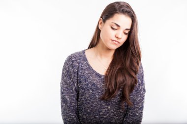 esmer aşağı bakıyor