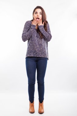 Kadın şok olmuş görünüyor.