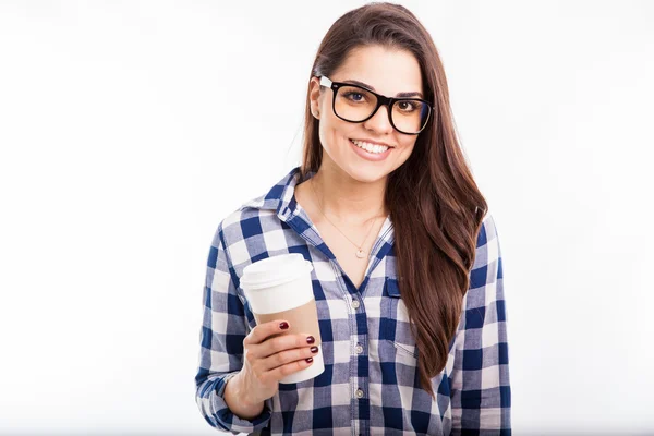 Tjej som njuter av en kopp kaffe — Stockfoto