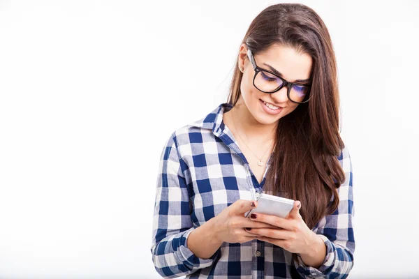 Meisje met haar smartphone — Stockfoto