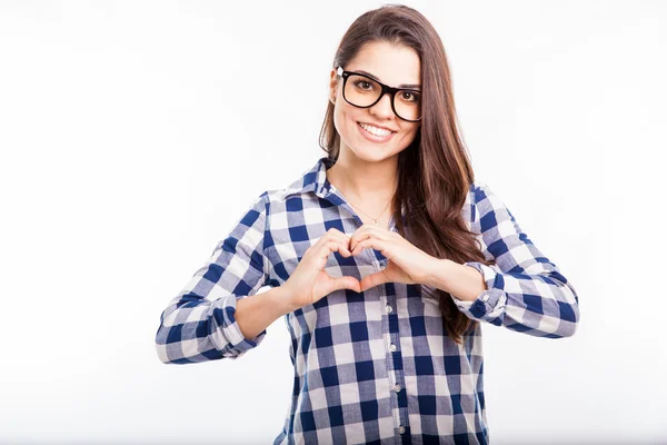 Kadın kalp işareti yapmak — Stok fotoğraf