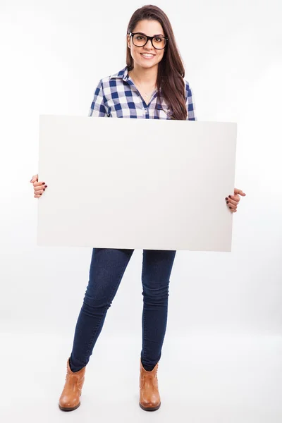 大きな白い看板を保持している女性 — ストック写真