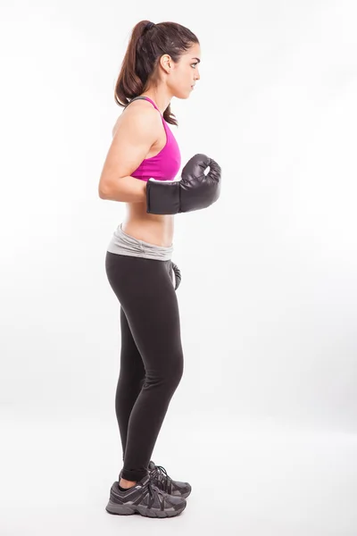 Mulher usando luvas de boxe — Fotografia de Stock