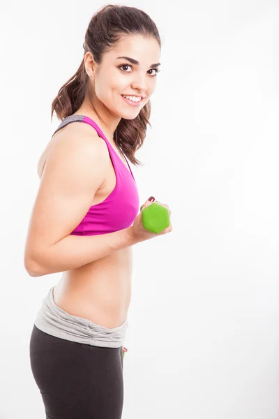 Woman lifting some weights — Stock Photo, Image