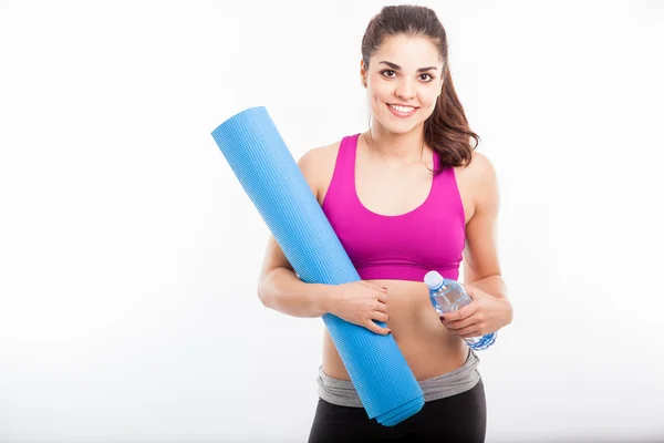 Woman with a yoga mat — Stock Photo, Image