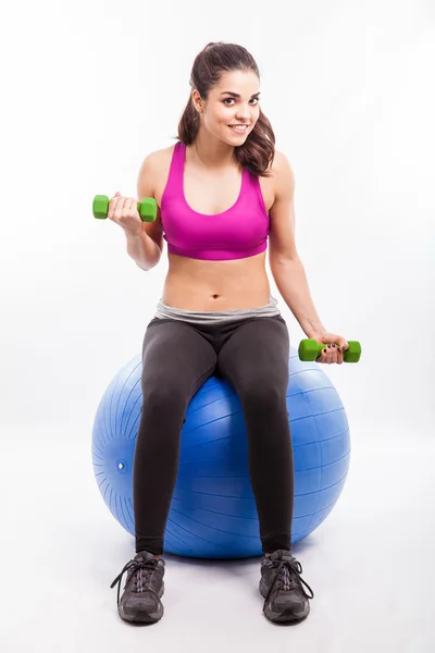 Woman working out on a swiss ball — Stock Photo, Image