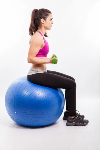 Woman lifting some weights — Stock Photo, Image