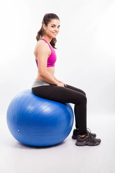 Mulher sentada na bola de exercício — Fotografia de Stock