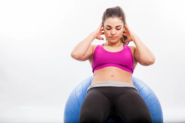 Mulher fazendo alguns crunches — Fotografia de Stock