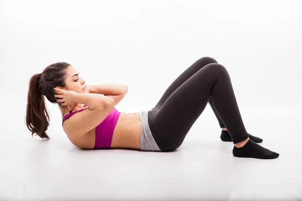 Pretty gir doing some crunches — Stock Photo, Image