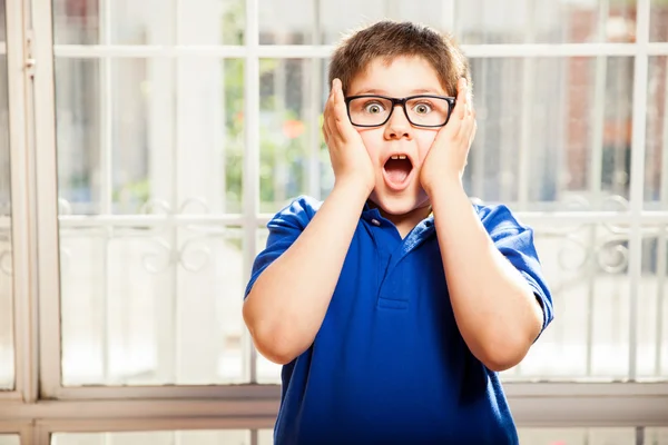 Il ragazzo sembra scioccato. — Foto Stock