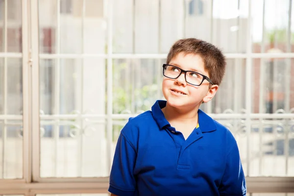 Kleine jongen dagdromen — Stockfoto