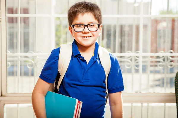 Niño de pie con su bolso de la escuela —  Fotos de Stock