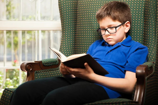 小さな子供が家で読書 — ストック写真