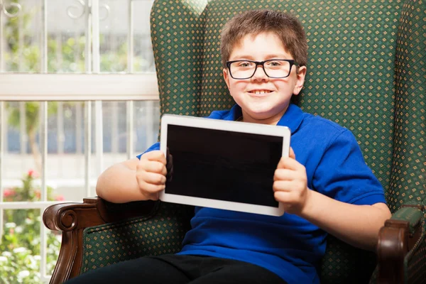 Junge zeigt Bildschirm eines Tablets — Stockfoto