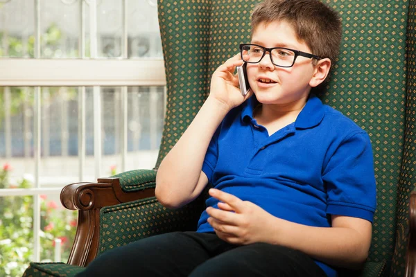 Garçon parlant à son père par téléphone — Photo